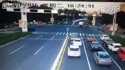 Lüks otomobil bomba gibi patladı