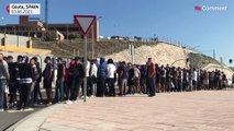 شاهد: مهاجرون مغاربة يصطفون طلبا للجوء في الجيب الإسباني لمدينة سبتة شمال المغرب