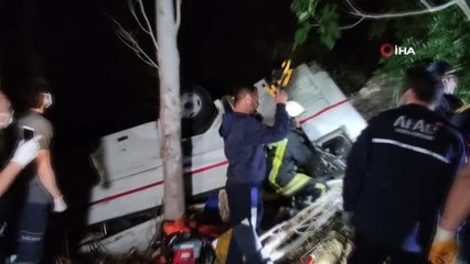 Denizli'de feci kazada 2 araç uçuruma yuvarlandı: 3 ölü, 5 yaralı