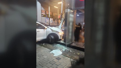 SUV 차량이 음식점 덮쳐 6명 부상..."졸음운전 추정" / YTN