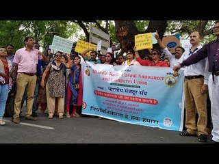 ​'हम रेडियो की आवाज़ हैं लेकिन हमारा ही गला घोंटा जा रहा है'