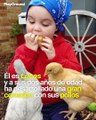 Lucas tiene 2 años y una amistad envidiable con sus pollos