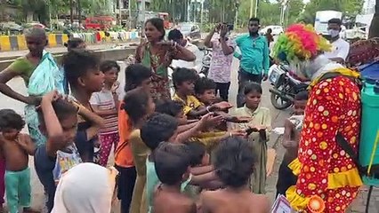 Clown helps fight COVID-19 in the slums of Mumbai