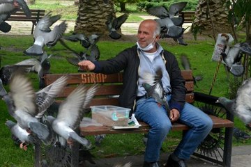 İşsiz kaldı, güvercinler dert ortağı oldu