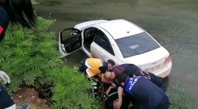 Direksiyon hakimiyetini kaybedince dereye uçtu: 1 yaralı