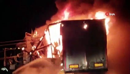 Virajı alamayan tır elektrik direğine çarpıp patlayarak alev aldı