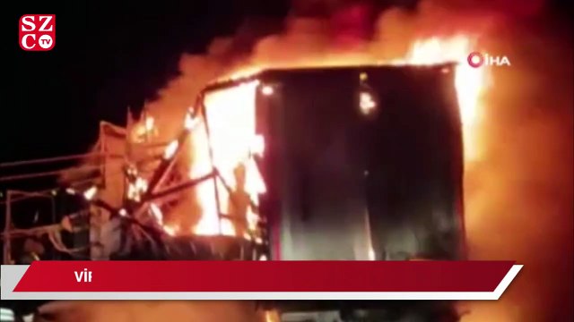 Virajı alamayan tır elektrik direğine çarpıp patlayarak alev aldı