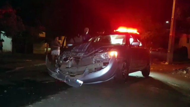Honda Civic colide contra caçamba de entulhos e mulher fica ferida no Bairro Interlagos