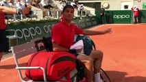 Roger Federer a une discussion musclée avec l'arbitre de chaise à Roland-Garros.