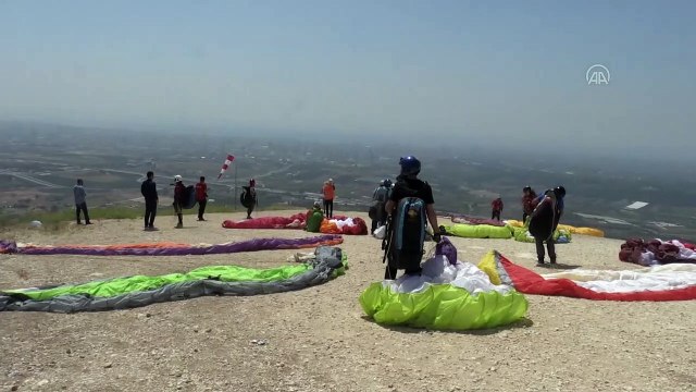 MERSİN - Torosların eteğindeki Gelincik Tepesi, yamaç paraşütü tutkunlarının vazgeçilmez adresi oldu