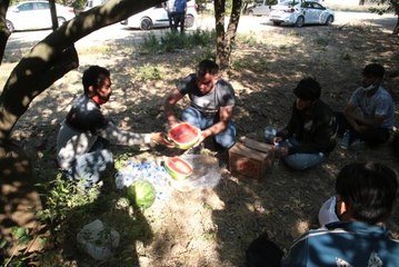 Portakal bahçesinde yakalanan düzensiz göçmenlere vatandaşlar yiyecek ikram etti