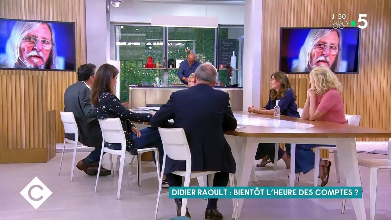 "C à vous" : Patrick Cohen flingue les journalistes qui sont allés "prendre les baffes" dans le bureau de Didier Raoult