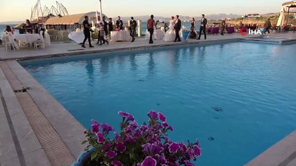 İranlı çift görkemli törenle dünya evine girdi