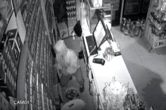 Son dakika haberleri! Hırsızlık yaptığı yerlere iz bırakmamak için gazlı içecek döktü...O anlar kamerada