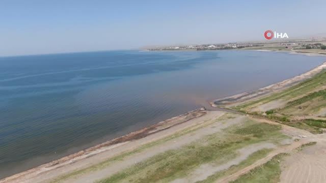 Van Gölü'nde kötü kokuya neden olan dip çamur temizliği başladı