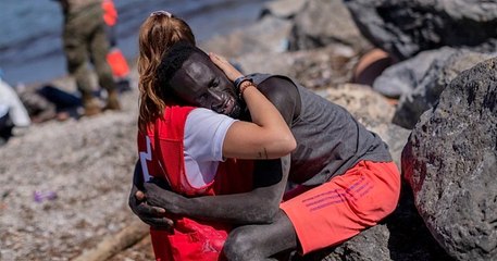 Espagne : cette photo poignante entre une volontaire de la Croix-Rouge et un migrant émeut Internet