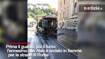 Roma, bus in fiamme davanti al Ministero della Difesa: conducente salva i passeggeri