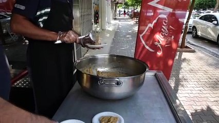 ADANA - 'Kovid-19 salgınının son bulması' beklentisiyle helva dağıtıldı