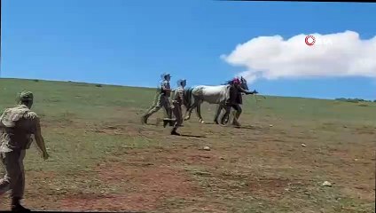 Savaşa gider gibi at sırtında sopalarla kavgaya koştular