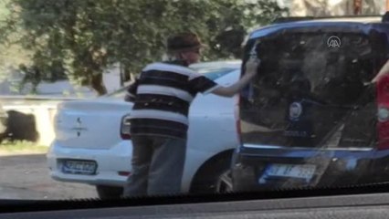 Son dakika haberleri... Bir kişinin araç camındaki Atatürk'ün fotoğrafını temizlediği anlar kameraya yansıdı