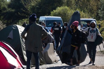 Calais : après des affrontements au couteau, plusieurs centaines de migrants évacués