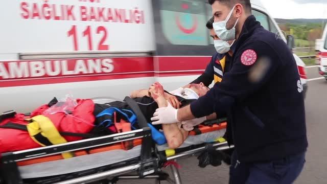 Hafif ticari araç park halindeki tıra çarptı: 1 ölü, 2 yaralı