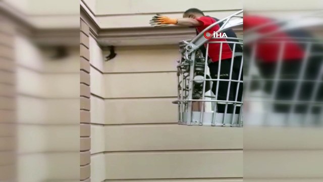 Kanadı sıkışan ebabil kuşunun imdadına itfaiye yetişti