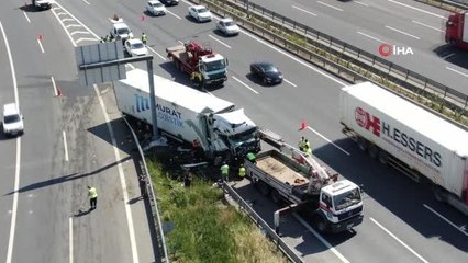 Kuzey Marmara Otoyolunda bariyerlere çarpan tır sürücüsü ağır yaralandı