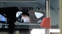 Un conductor de autobús utiliza el móvil y come pipas mientras circula por Barcelona