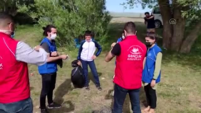 Gönüllü gençlerin çöpten topladıkları atık pet şişeler çiçek saksısına dönüştürülüyor