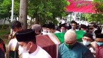 Tangis Oki Setiana Dewi Pecah di Pemakaman Sang Ayah