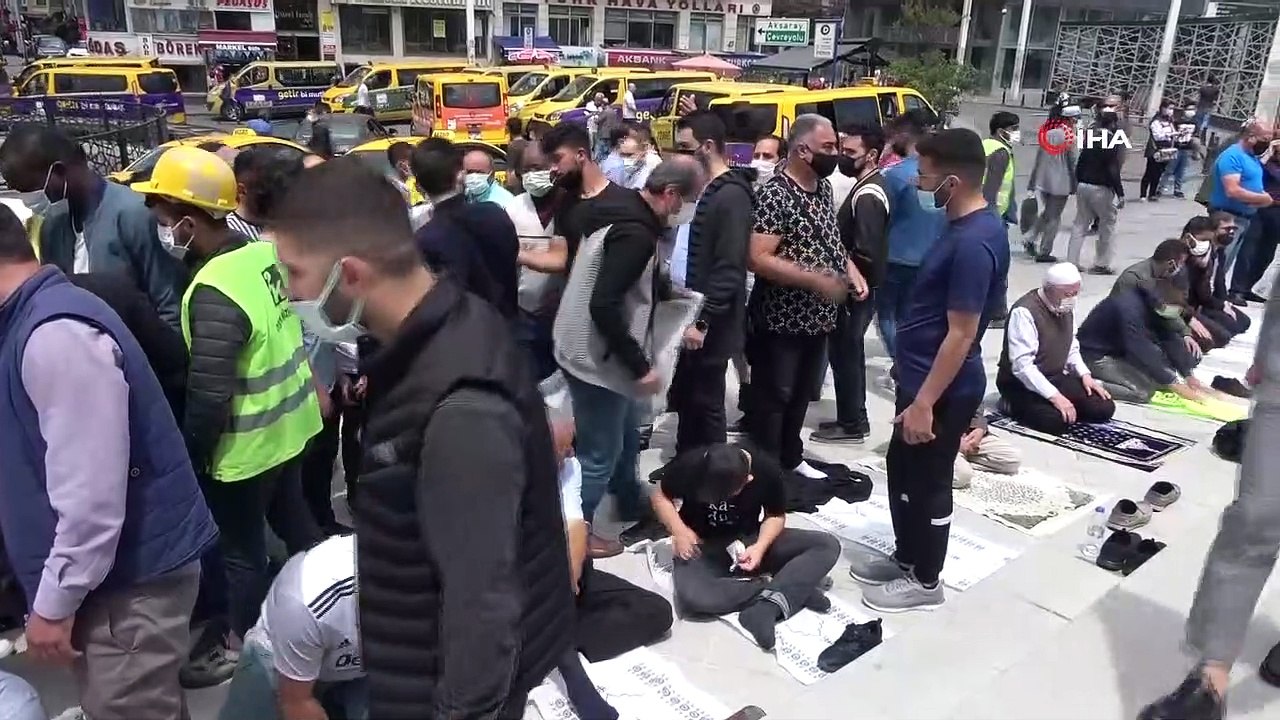 Taksim Camii cuma namazında doldu taştı