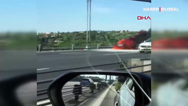 Fatih Sultan Mehmet Köprüsü'nde otomobil yanıyor
