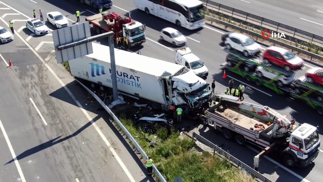 Kuzey Marmara Otoyolu'nda bariyerlere çarpan tır sürücüsü ağır yaralandı