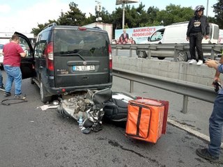BAKIRKÖY'DE HAFİF TİCARİ ARACA ÇARPAN MOTOSİKLETLİ KURYE YARALANDI