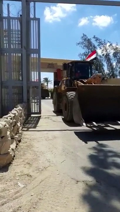 بدء دخول الآليات المصرية الى معبر رفح للمساهمة في إعادة إعمار غزة
