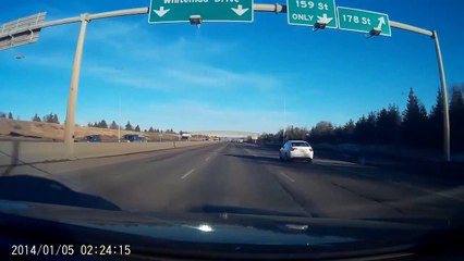 Inconscient du danger, ce policier fait la circulation en plein milieu de l'autoroute