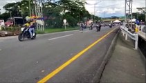 Ce motard se souviendra longtemps de cette parade de bikers... et du cailloux au milieu de la route
