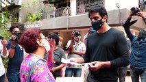 Sonu Sood ने लोगों से मिलकर उनकी की ऐसे मदद ; Watch Video Filmibeat