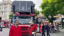 İSTANBUL - Ortaköy'de ayakları aydınlatma direğine takılan güvercin itfaiye ekiplerince kurtarıldı