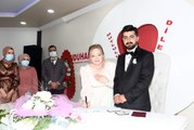 Hemşire çiftin salgın nedeniyle ertelenen düğünü bir yıl sonra yapıldı