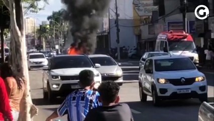 Carro pega fogo na Glória, em Vila Velha