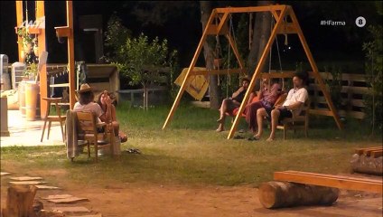 Η Φάρμα: Όταν η κάμερα έχει κέφια «γλεντάει» την Κυριακή όσο εκείνη κάνει ποδόλουτρο στον Ντούπη