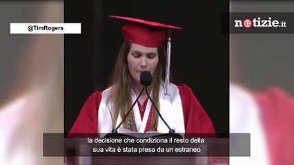 Texas, discorso della neodiplomata contro legge anti-aborto: "È una guerra contro i nostri diritti"