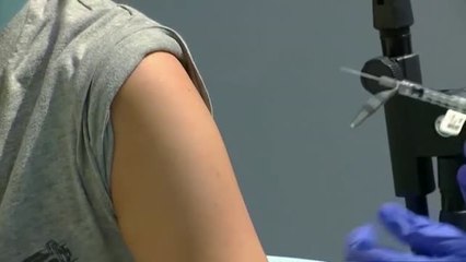 Reino Unido aprueba usar la vacuna de Pfizer en niños de más de doce años