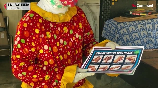 Волонтёр в костюме клоуна учит мыть руки детей из трущоб