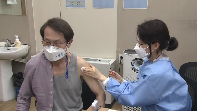 조희연 교육감, AZ 백신 접종... 방학내 교직원 접종 완료해야 / YTN