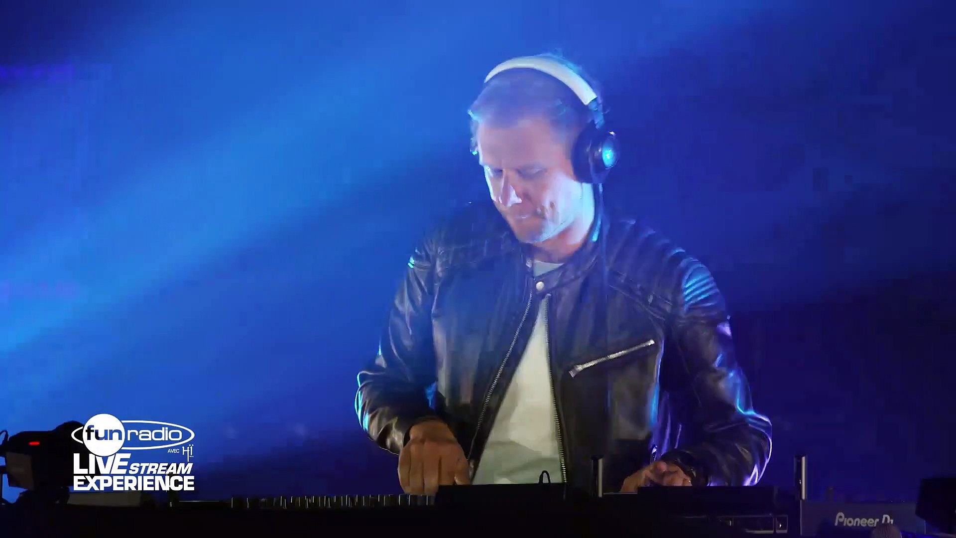 Armin van Buuren en mix à la 2e édition de Fun Radio Live Stream Experience  - Vidéo Dailymotion