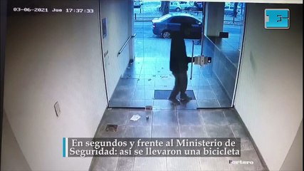 En segundos y frente al Ministerio de Seguridad: así se llevaron una bicicleta