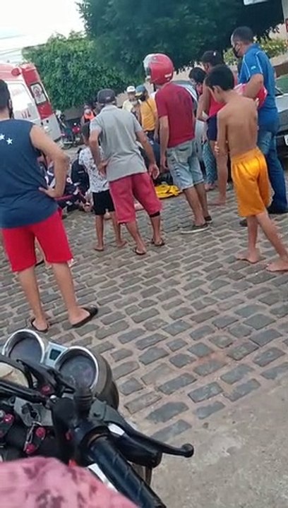 Jovem é socorrido pelo SAMU após cair de prédio em cima de um carro em São João do Rio do Peixe